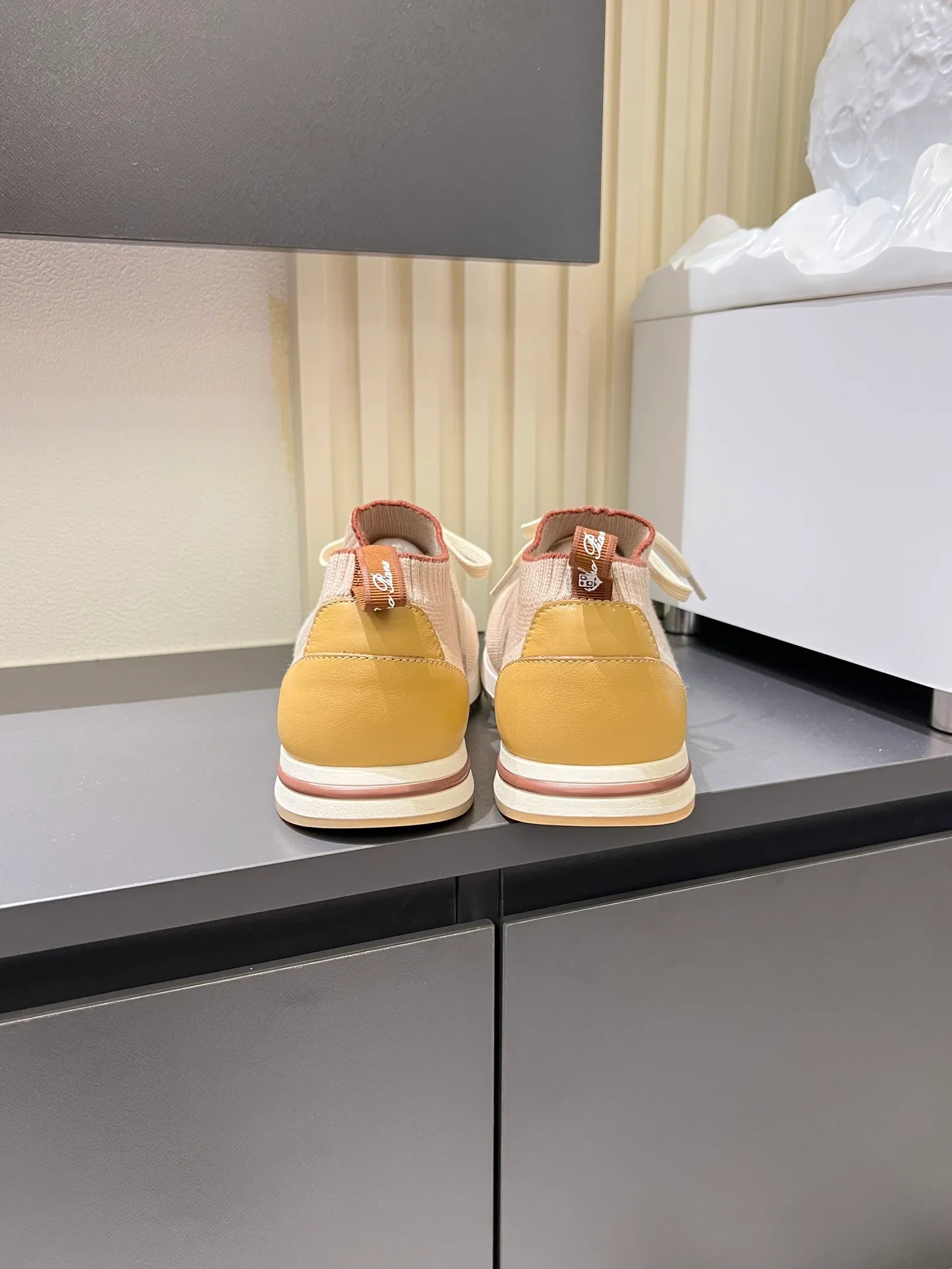 Men's Men's Shoes 💰p380 Loro Men's Shoes 💰piana/Noyo Piana 360 L Men's Shoes 💰p Flexy Walk Men's Sports Shoes These sports shoes are made of knitted wool uppers, and the heel is wrapped in smooth calf leather. Merino sheep are selected from Australia and New Zealand. The upper is machine-woven like a sweater, and then equipped with a white rubber outsole and a Kummel-colored sole. It is both beautiful and non-slip. The fabric is 100% cashmere and the insole is calf leather. It is super comfortable on the feet! Comes with full original packaging! Multiple colors available! Size: 38-44 (45 customized)